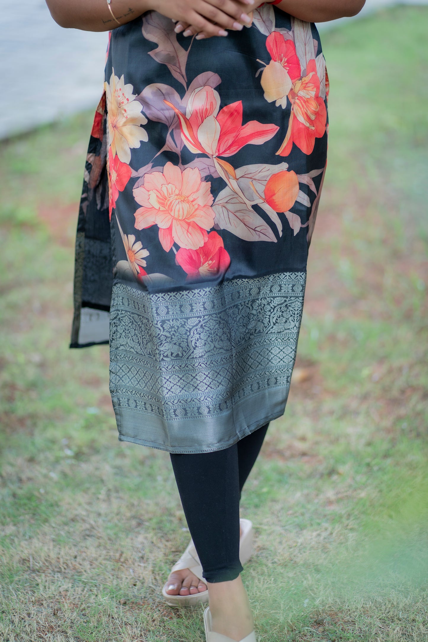 MUSLIN SILK WITH JARI BORDERS- D204